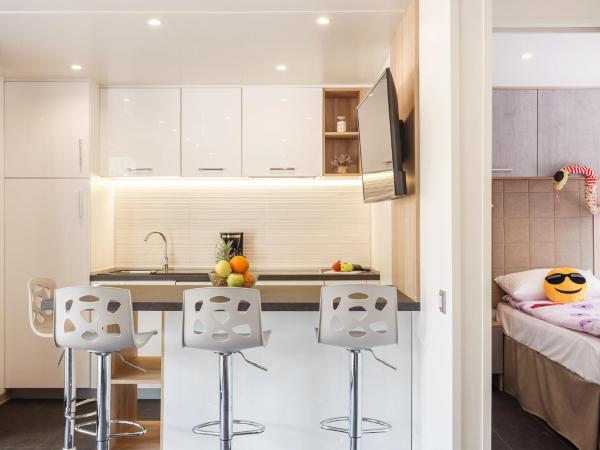 Premium Camping Homes Santa Marina, Lanterna : photo 5 de la chambre mobile home 2 chambres de luxe avec jacuzzi