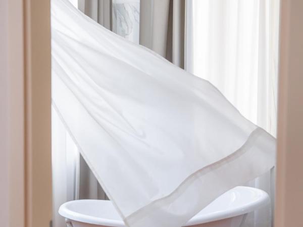 Palazzo Cini Luxury Rooms in Pisa : photo 10 de la chambre chambre triple supérieure avec baignoire