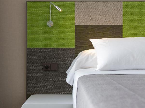 Hotel Macià Sevilla Kubb : photo 7 de la chambre chambre double avec lit d'appoint (2 adultes + 1 enfant)