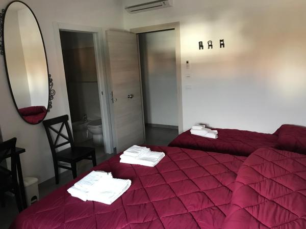 HOLABOLOGNA Luxury Rooms and Flats : photo 2 de la chambre chambre double avec lit d'appoint