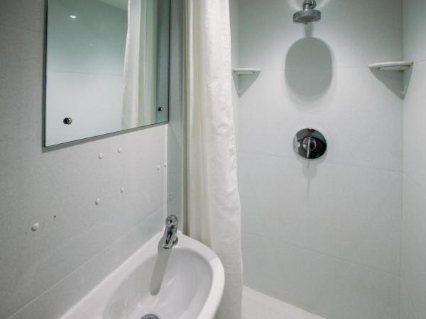 Safestay York Micklegate : photo 8 de la chambre lit dans dortoir mixte de 8 lits avec salle de bains commune