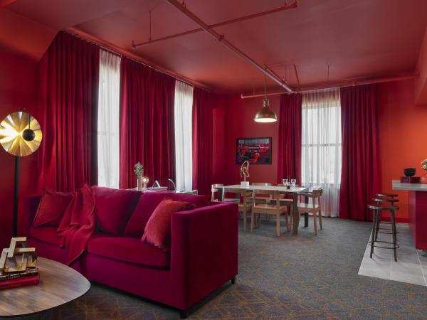 Angad Arts Hotel : photo 3 de la chambre suite lit king-size - grande chambre