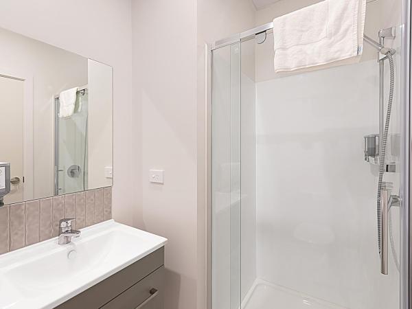 Ramada Suites By Wyndham Victoria Street West : photo 3 de la chambre chambre lit king-size standard