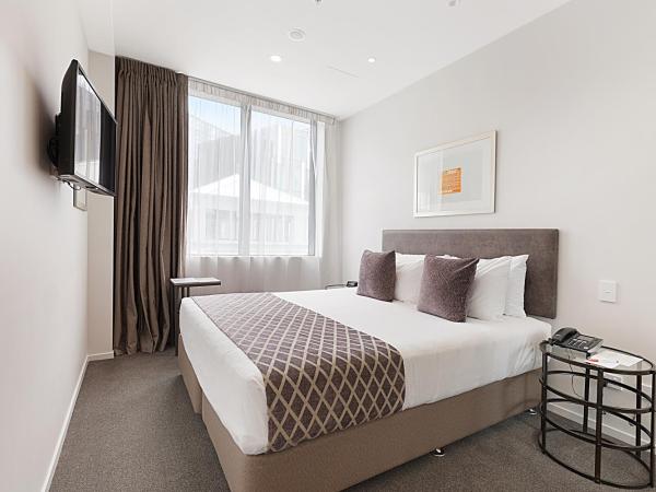 Ramada Suites By Wyndham Victoria Street West : photo 1 de la chambre chambre lit king-size standard