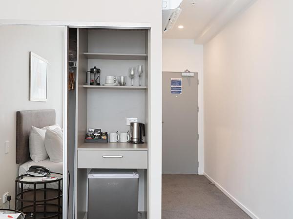 Ramada Suites By Wyndham Victoria Street West : photo 2 de la chambre chambre lit king-size standard