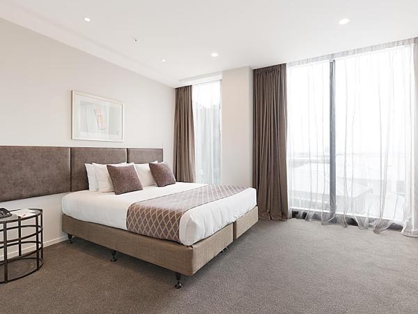 Ramada Suites By Wyndham Victoria Street West : photo 1 de la chambre studio exécutif avec kitchenette