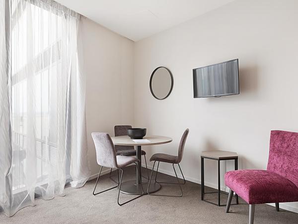 Ramada Suites By Wyndham Victoria Street West : photo 2 de la chambre studio exécutif avec kitchenette