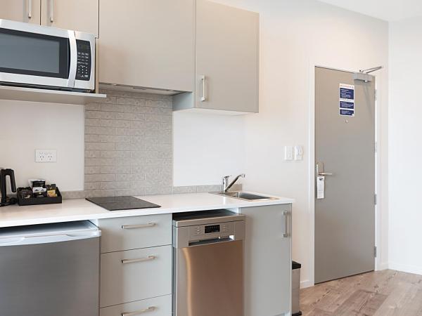 Ramada Suites By Wyndham Victoria Street West : photo 3 de la chambre studio exécutif avec kitchenette