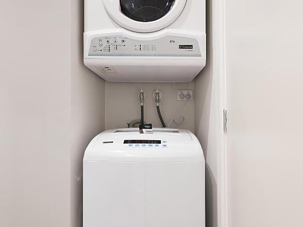 Ramada Suites By Wyndham Victoria Street West : photo 1 de la chambre studio de luxe avec kitchenette