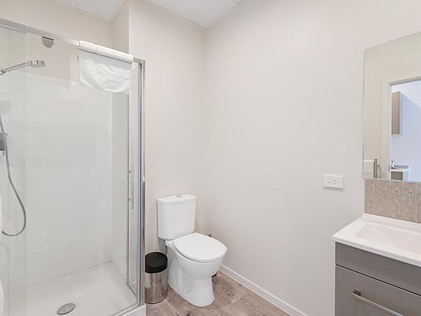 Ramada Suites By Wyndham Victoria Street West : photo 2 de la chambre studio de luxe avec kitchenette