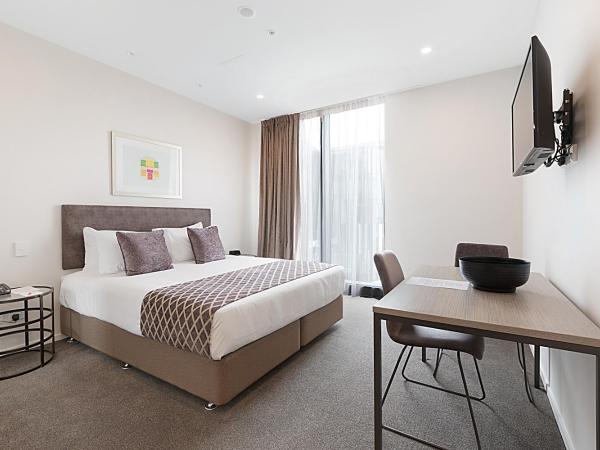 Ramada Suites By Wyndham Victoria Street West : photo 3 de la chambre studio de luxe avec kitchenette