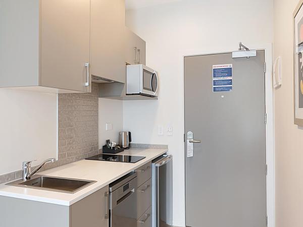 Ramada Suites By Wyndham Victoria Street West : photo 4 de la chambre studio de luxe avec kitchenette