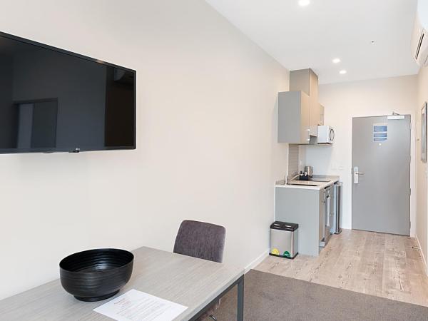 Ramada Suites By Wyndham Victoria Street West : photo 5 de la chambre studio de luxe avec kitchenette