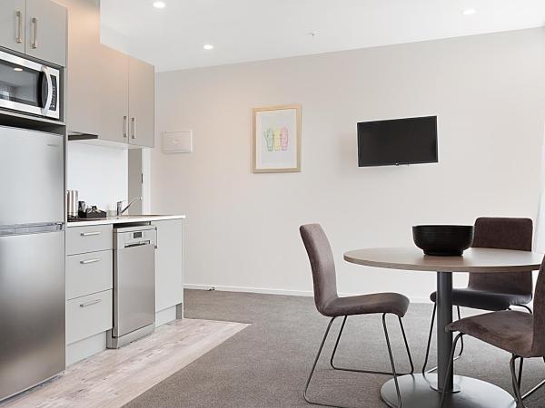 Ramada Suites By Wyndham Victoria Street West : photo 2 de la chambre appartement 1 chambre