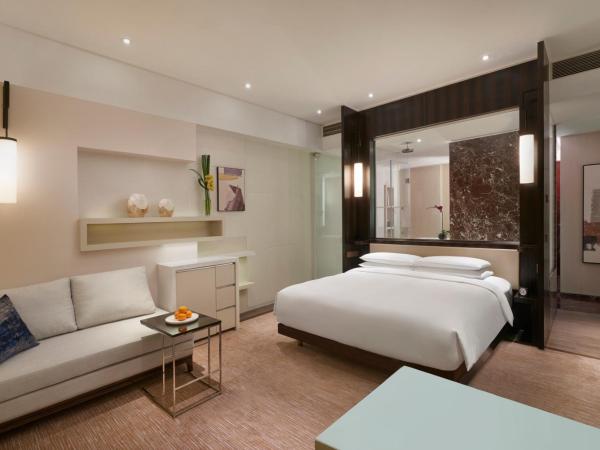 Grand Hyatt Guangzhou-Free Shuttle Bus to Canton Fair Complex during Canton Fair Period : photo 1 de la chambre chambre lit king-size