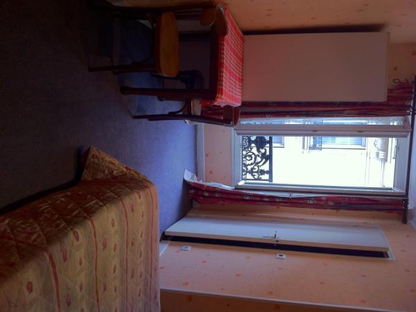 Hotel Des Arts : photo 3 de la chambre chambre double avec douche et toilettes communes