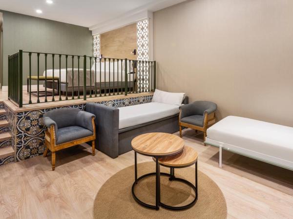 Catalonia Santa Justa : photo 4 de la chambre suite cour avec accès au spa