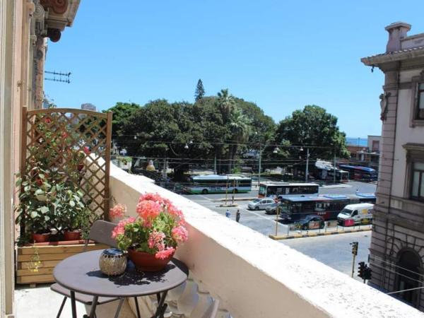 Cagliari d'Amare Via Roma : photo 3 de la chambre chambre double ou lits jumeaux deluxe avec balcon