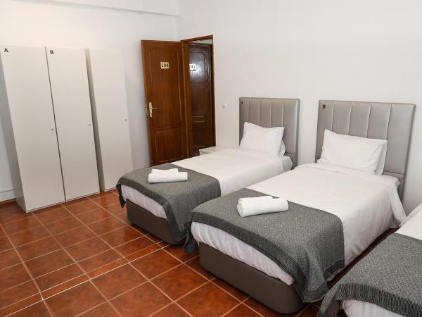 lisbon Home host : photo 10 de la chambre chambre triple avec toilettes communes