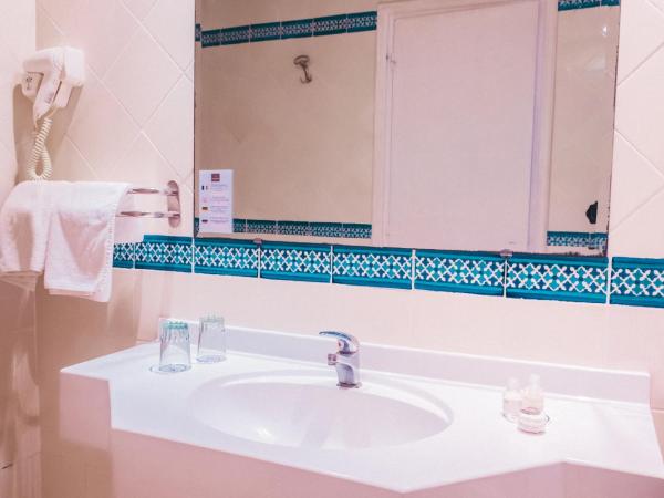 Skanes Sérail : photo 4 de la chambre chambre double ou lits jumeaux - vue sur mer