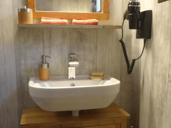 Les Pucines T2 bas de villa : photo 8 de la chambre appartement - vue sur jardin