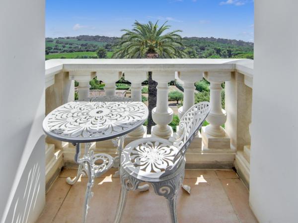 Le Château de Mei Lese : photo 9 de la chambre chambre quadruple avec balcon et vue sur la mer