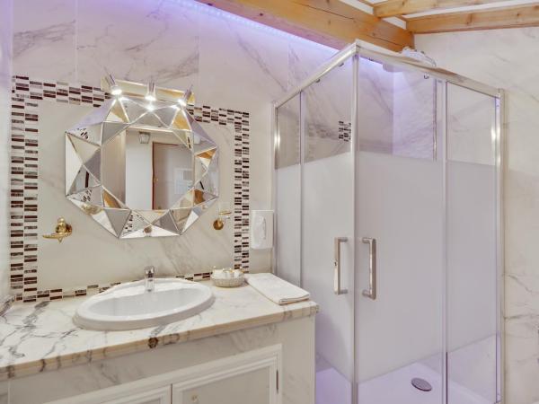 Le Château de Mei Lese : photo 5 de la chambre chambre double - vue sur piscine