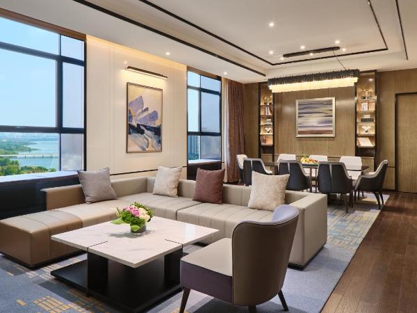 Crowne Plaza Wuhan Development Zone, an IHG Hotel : photo 2 de la chambre 1 king bed executive suite lake view