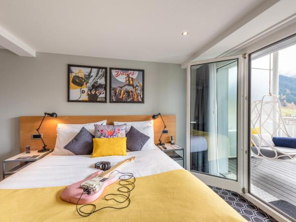 Hard Rock Hotel Davos : photo 1 de la chambre hébergement deluxe lit king-size - or