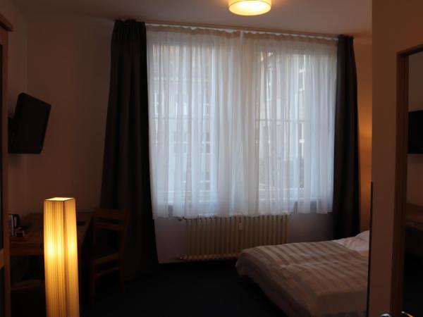 Hostel VITA Berlin : photo 3 de la chambre chambre double avec salle de bains privative