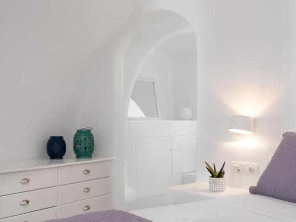 Oia Spirit Boutique Residences : photo 5 de la chambre  grand suite with indoor plunge pool, terrace and blue domes view