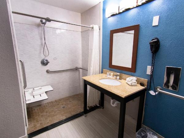 Comfort Inn & Suites Near Medical Center : photo 2 de la chambre chambre avec 2 lits queen-size - accessible aux personnes à mobilité réduite - non-fumeurs