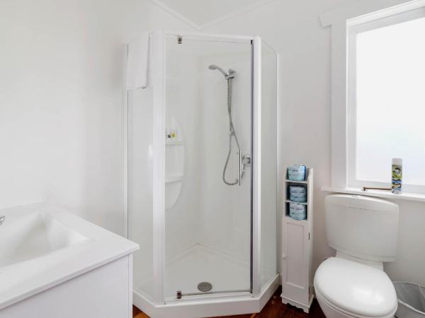 Lakes Lodge Rotorua : photo 3 de la chambre chambre lit queen-size standard avec salle de bains commune