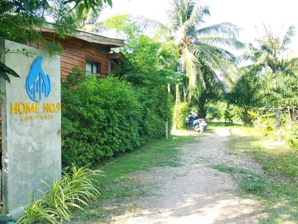 Home No.9 : photo 7 de la chambre chambre lit queen-size - vue sur jardin