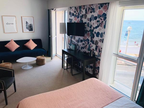 Hotel & Spa Les Roches Noires : photo 2 de la chambre chambre familiale - vue latérale sur mer