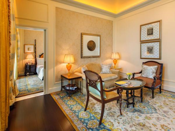 The Leela Palace New Delhi : photo 4 de la chambre luxury suite with balcony with bmw airport transfers and lounge access