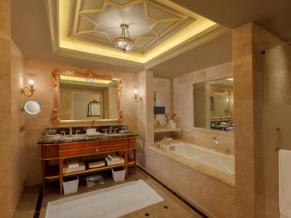 The Leela Palace New Delhi : photo 5 de la chambre suite de luxe avec transferts aéroport et accès au salon