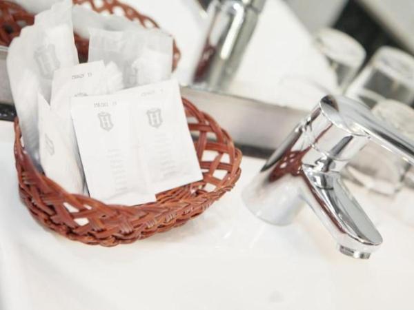 Hotel Alameda Málaga : photo 1 de la chambre chambre double ou lits jumeaux avec 2 lits d'appoint