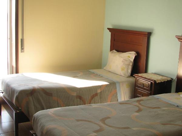 Residencial Porto Novo - Alojamento Local : photo 6 de la chambre chambre lits jumeaux avec terrasse