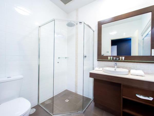 Sfera's Park Suites & Convention Centre : photo 4 de la chambre suite deluxe avec baignoire spa