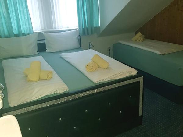 Hotel Haus Frieling : photo 1 de la chambre chambre triple avec salle de bains commune