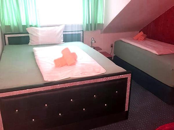 Hotel Haus Frieling : photo 1 de la chambre chambre lits jumeaux avec salle de bains commune