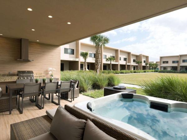 Magic Village Views Trademark Collection by Wyndham : photo 3 de la chambre villa 4 chambres avec barbecue et bain à remous