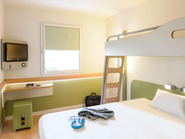 IBIS BUDGET Biarritz - Anglet : photo 7 de la chambre chambre triple avec 1 lit double et 1 lit superposé