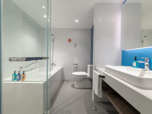 Holiday Inn Express Beijing Shijingshan Lakeview, an IHG Hotel : photo 1 de la chambre one-bedroom king suite with two king beds and kitchen