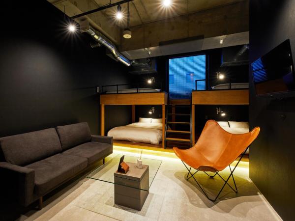 ZONK HOTEL Nakasu-Deaibashi : photo 1 de la chambre deluxe room with shower (4 double beds and 1 sofa) - non-smoking - no cleaning for consecutive night stays