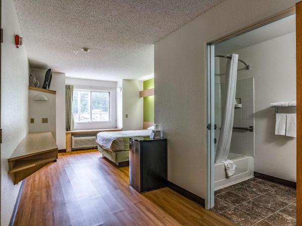 Motel 6-Charlotte, NC - University : photo 1 de la chambre chambre lit queen-size - non-fumeurs