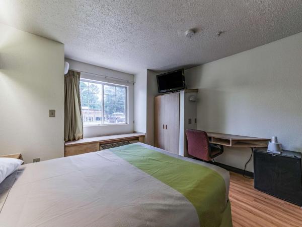 Motel 6-Charlotte, NC - University : photo 5 de la chambre chambre lit queen-size - non-fumeurs