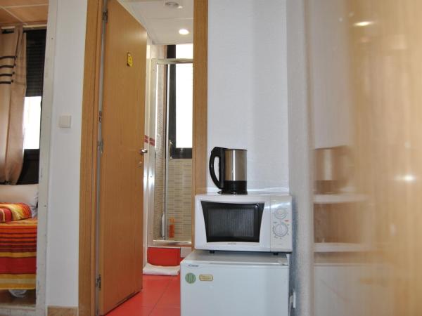 Barcelona Rooms 294 : photo 7 de la chambre petite chambre double avec salle de bains privative