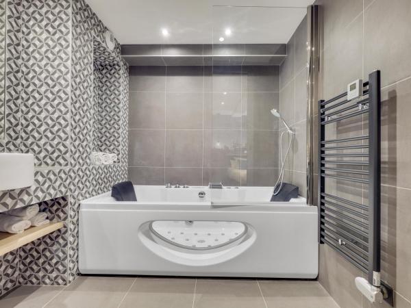 Hôtel Lucien & Marinette : photo 8 de la chambre chambre triple supérieure avec bain à remous